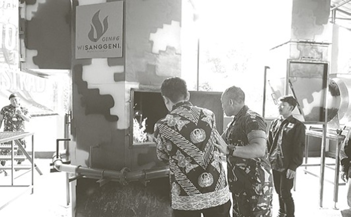 OLAH SAMPAH: Pangdivif 2 Kostrad Mayjen TNI Susilo memasukkan sampah di mesin Wisanggeni, area Markas Divif 2 Kostrad, Singosari, beberapa waktu lalu.