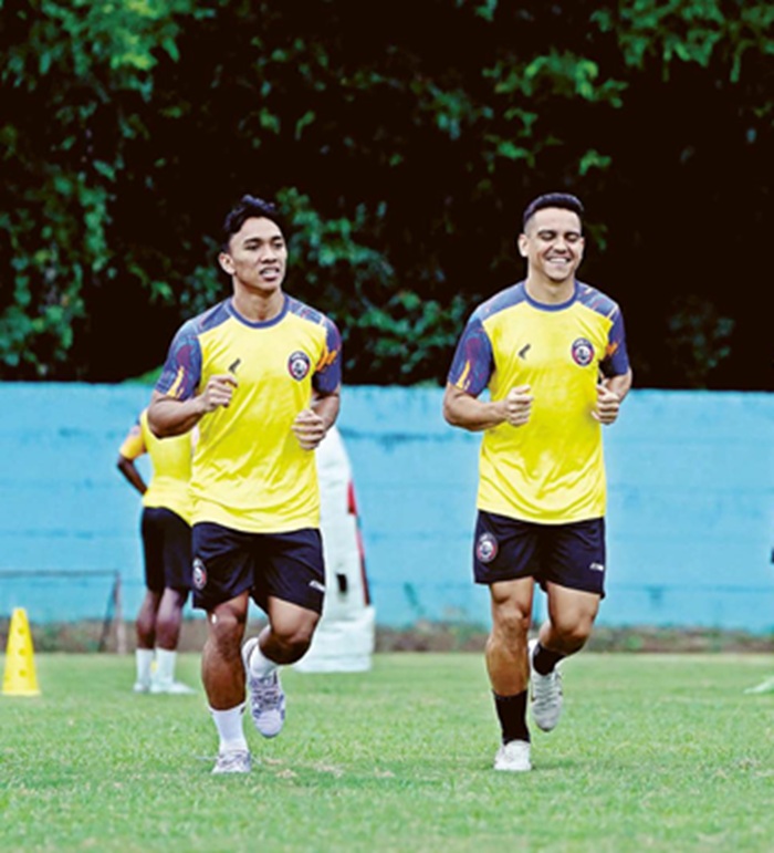 SIAP COMEBACK: Arkhan Fikri (kiri) dan Valdeci Moreira menjalani sesi latihan Arema FC di ARG Soccer Field Lawang, beberapa waktu lalu.