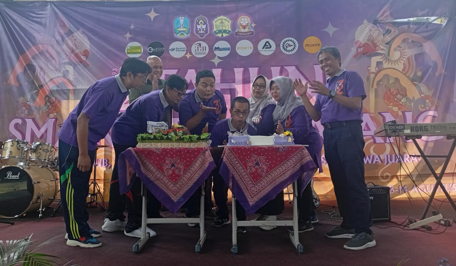 TERBAIK: Kepala Sekolah Budi Nurani MPd (tengah) memimpin prosesi pemotongan tumpeng dan meniup lilin dalam rangkaian acara Anniversary SMANAWA.