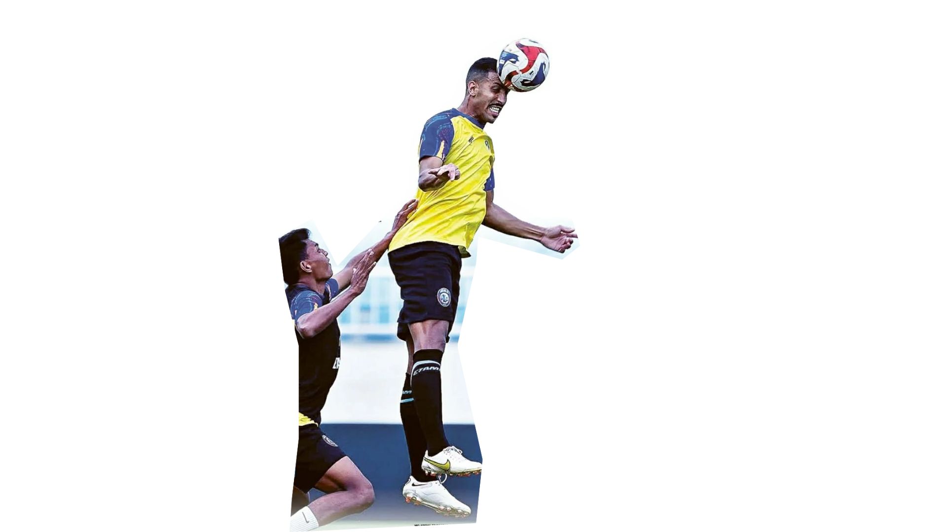 MAKSIMALKAN PELUANG GOL: Center Back Arema FC Yann Motta (kanan) menanduk bola dalam sesi latihan di Stadion Kanjuruhan beberapa waktu lalu.