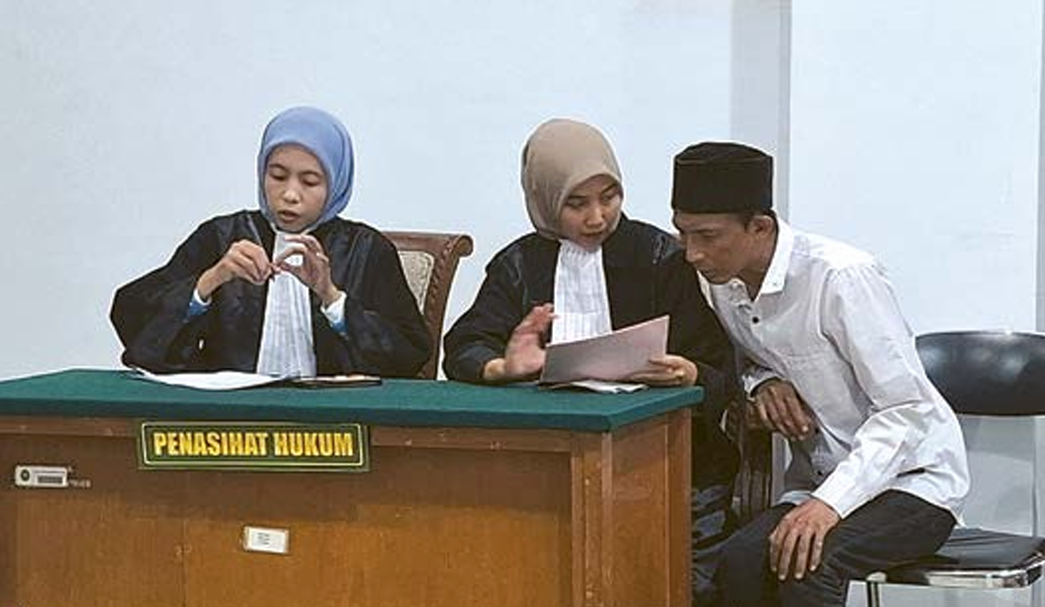 SIDANG TUNTUTAN: Terdakwa Berkonsultasi dengan Penasihat Hukumnya di Pengadilan Negeri (PN) Kepanjen Beberapa Hari Lalu.