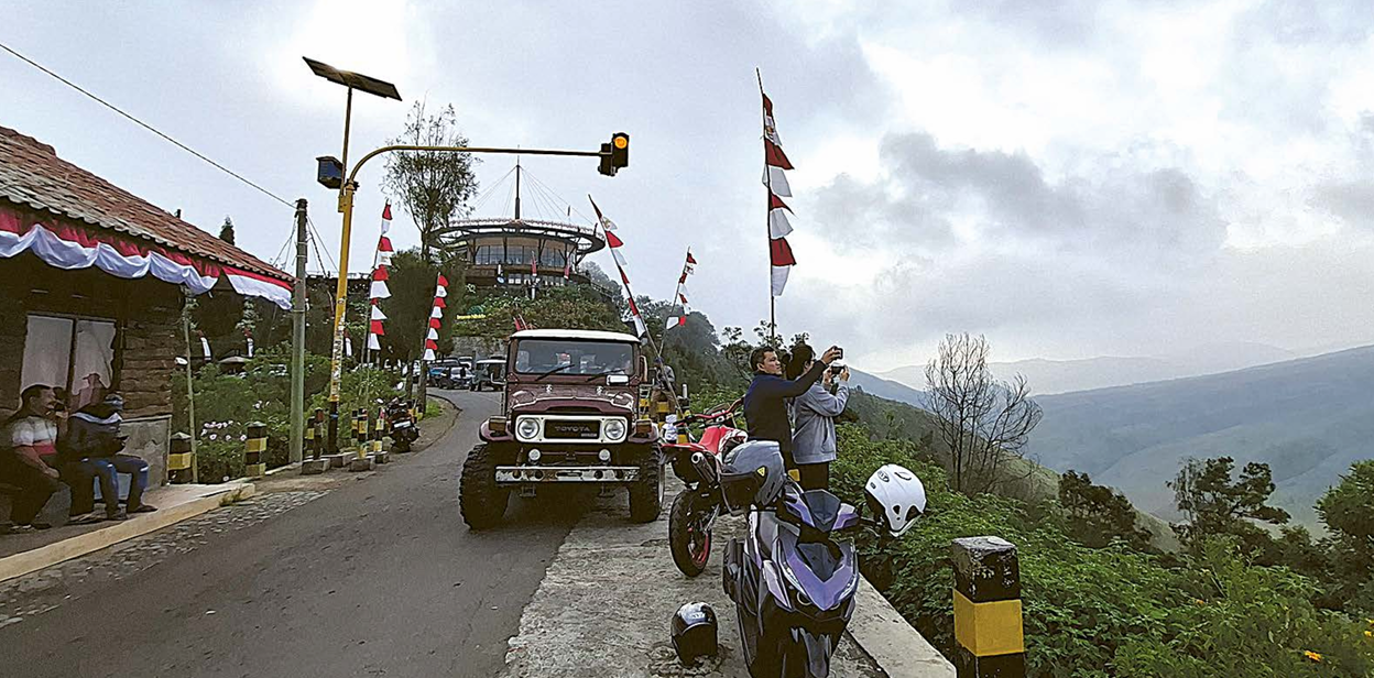 PESONA ALAM: Wisatawan menikmati keindahan panorama alam wisata Bromo dari Jemplang, Desa Ngadas, Kecamatan Poncokusumo.