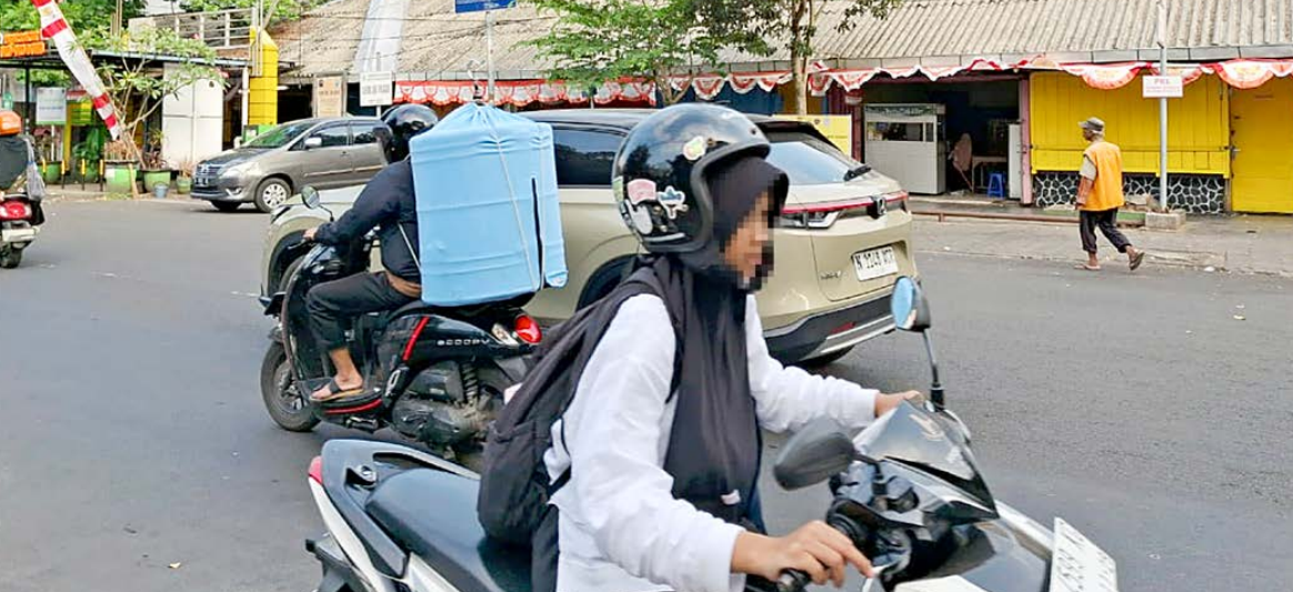 BELUM TERBIASA: Salah satu pengendara melanggar rekayasa satu arah di Jalan Guntur dekat Pasar Oro-Oro Dowo, kemarin (15/8).