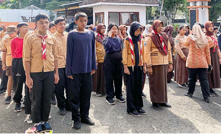 LATIH KEDISIPLINAN: Para pelajar SRMP 14 Kota Batu menjalani latihan upacara untuk peringatan HUT RI ke-80, Kamis lalu (14/8).