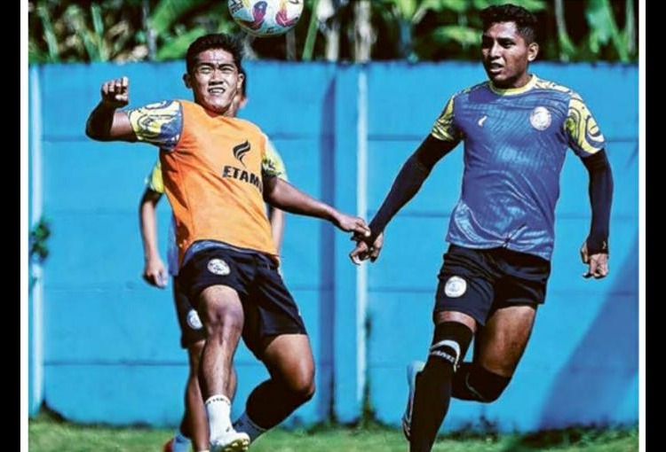 SIAP BERLAGA:  Salim Tuharea (kanan) berusaha menjangkau bola dalam sesi latihan di ARG Soccer Field Lawang, 13 Agustus lalu.