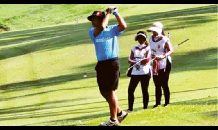 MANFAATKAN KEJUARAAN PELAJAR: Atlet PGI Kota Malang Daffa Putra Hardian (kiri) bertanding dalam ajang Porprov IX Jatim 2025 di Lapangan Golf Araya