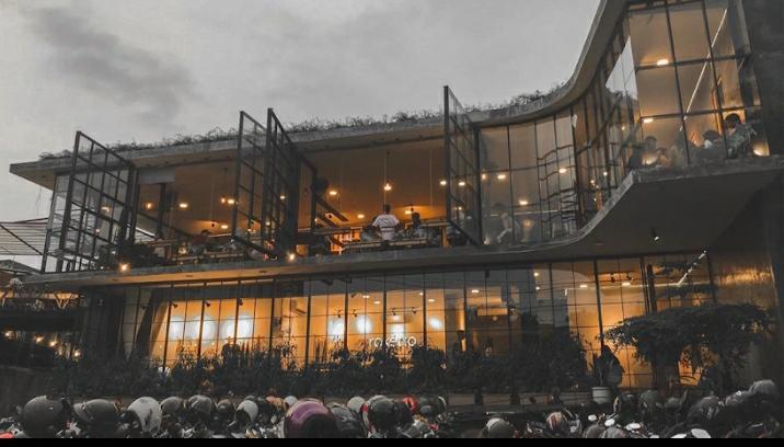 ESTETIK: Roketto Coffee & Co, salah satu rekomendasi kafe insatragamable di Malang yang buka 24 jam cocok untuk nongkrong&nbsp;mahasiswa