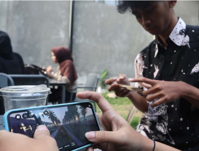 JADI PERBINCANGAN: Seorang pelajar bermain game Roblox di kafe kemarin siang. Untuk menekan dampak negatif dari game tersebut, Disdikbud membentengi siswa dengan literasi digital