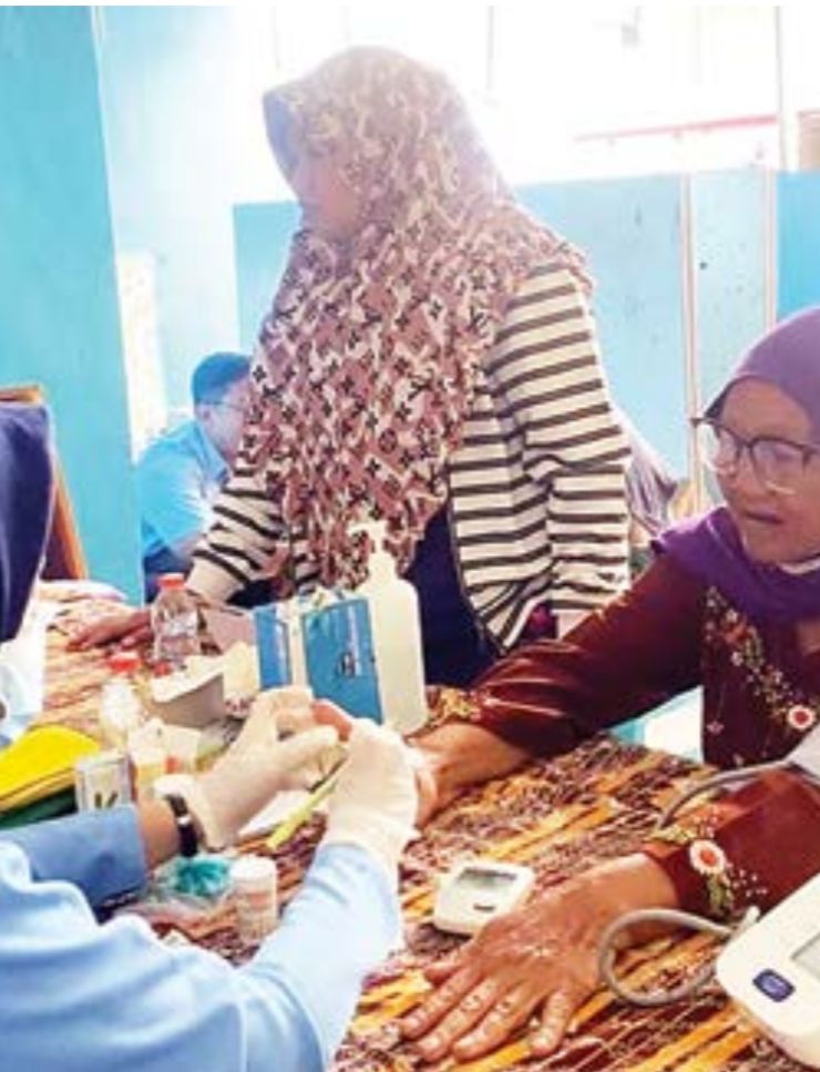 SAPA DESA SEHAT: Tim medis RS Prasetya Husada (kiri) melakukan pemeriksaan kesehatan secara gratis kepada warga Dusun Anggrek, Desa Girimoyo, Kecamatan Karangploso, 14 Juli lalu.