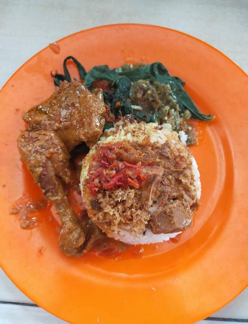 NIKMAT: Sepiring nasi padang lengkap dengan daging, sayur, dan sambal hijau yang siap menggoyang lidah penikmat kuliner di Kepanjen, Malang.