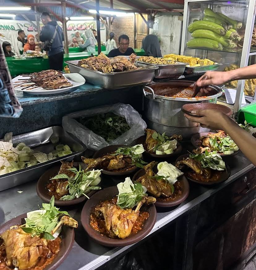 MENGGODA: Sajian lengkap lalapan yang siap membuat kamu lapar.