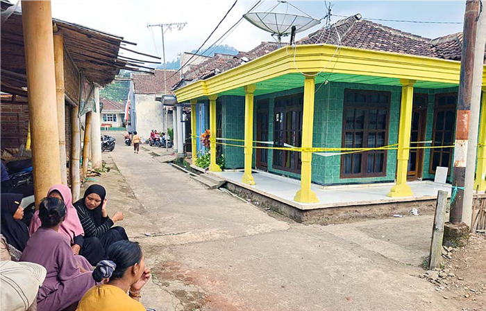 DIDUGA DIBUNUH: Rumah lansia yang ditemukan meninggal di RT 8/RW 4, Dusun Pujon Kidul, Desa Pujon Kidul, Kecamatan Pujon diberi police line.