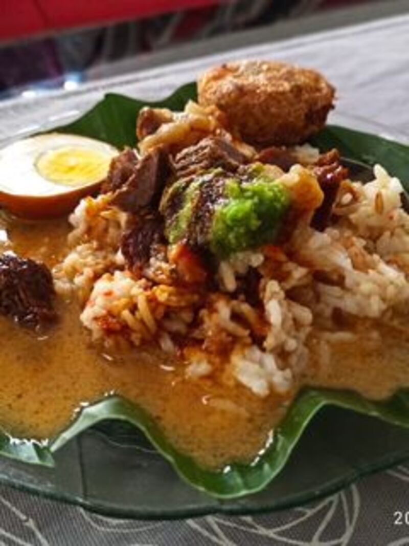 KHAS JAWA TENGAH: Nasi gandul disiram kuah dan diberi berbagai lauk