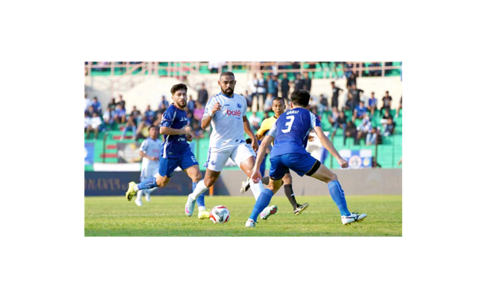 BERAKHIR IMBANG: Dalberto Luan Belo dikawal dua penggawa PSIM Jogjakarta. Pada laga kemarin sore, Dalberto kembali mencatatkan namanya di papan skor.