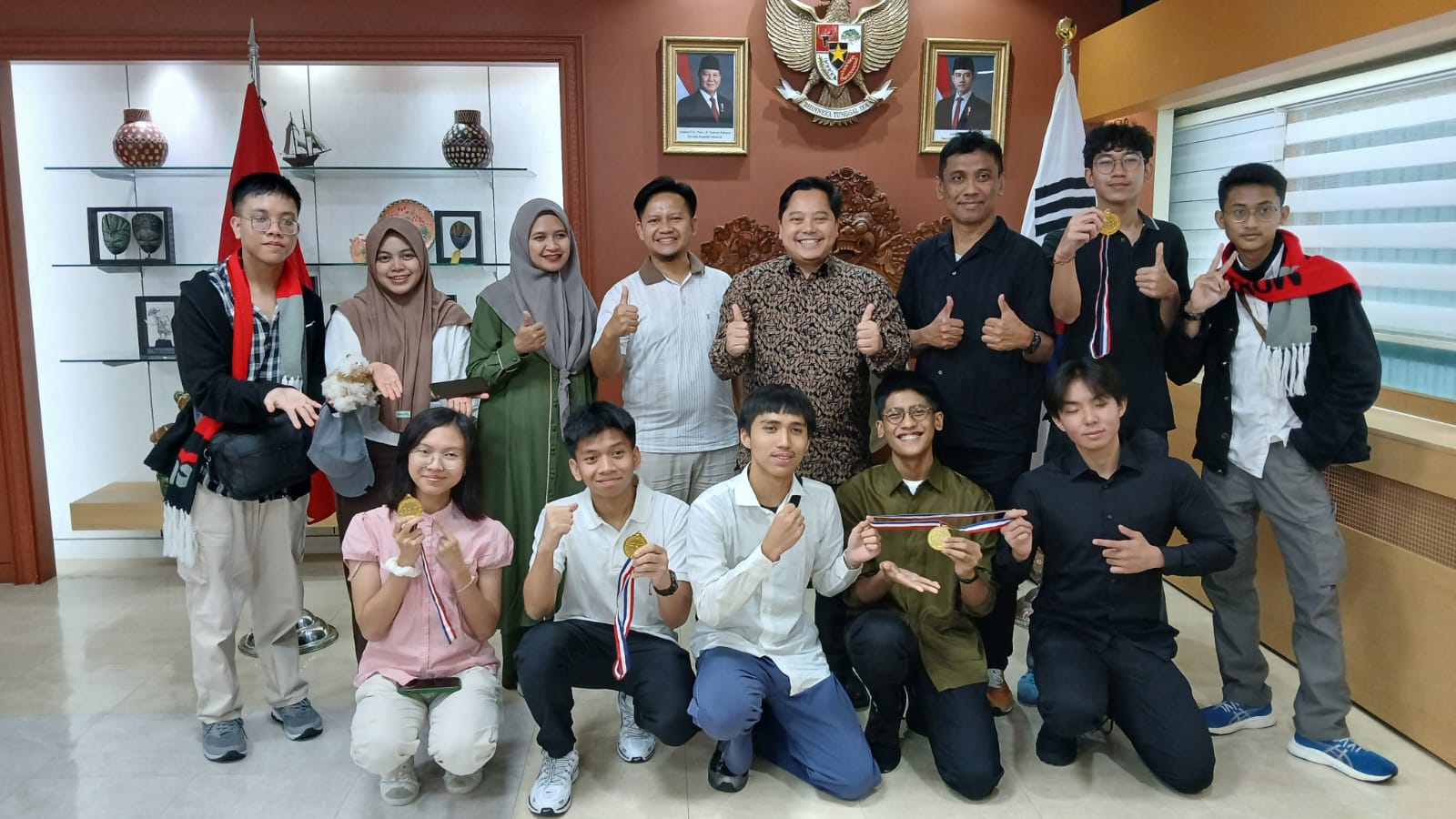 APRESIASI: Peraih Medali Emas Kompetisi Badan Standardisasi Nasional (BSN) dari SMK Telkom Malang, berkunjung ke Kedutaan Besar Republik Indonesia (KBRI) di Kota Seoul, Korea Selatan.
