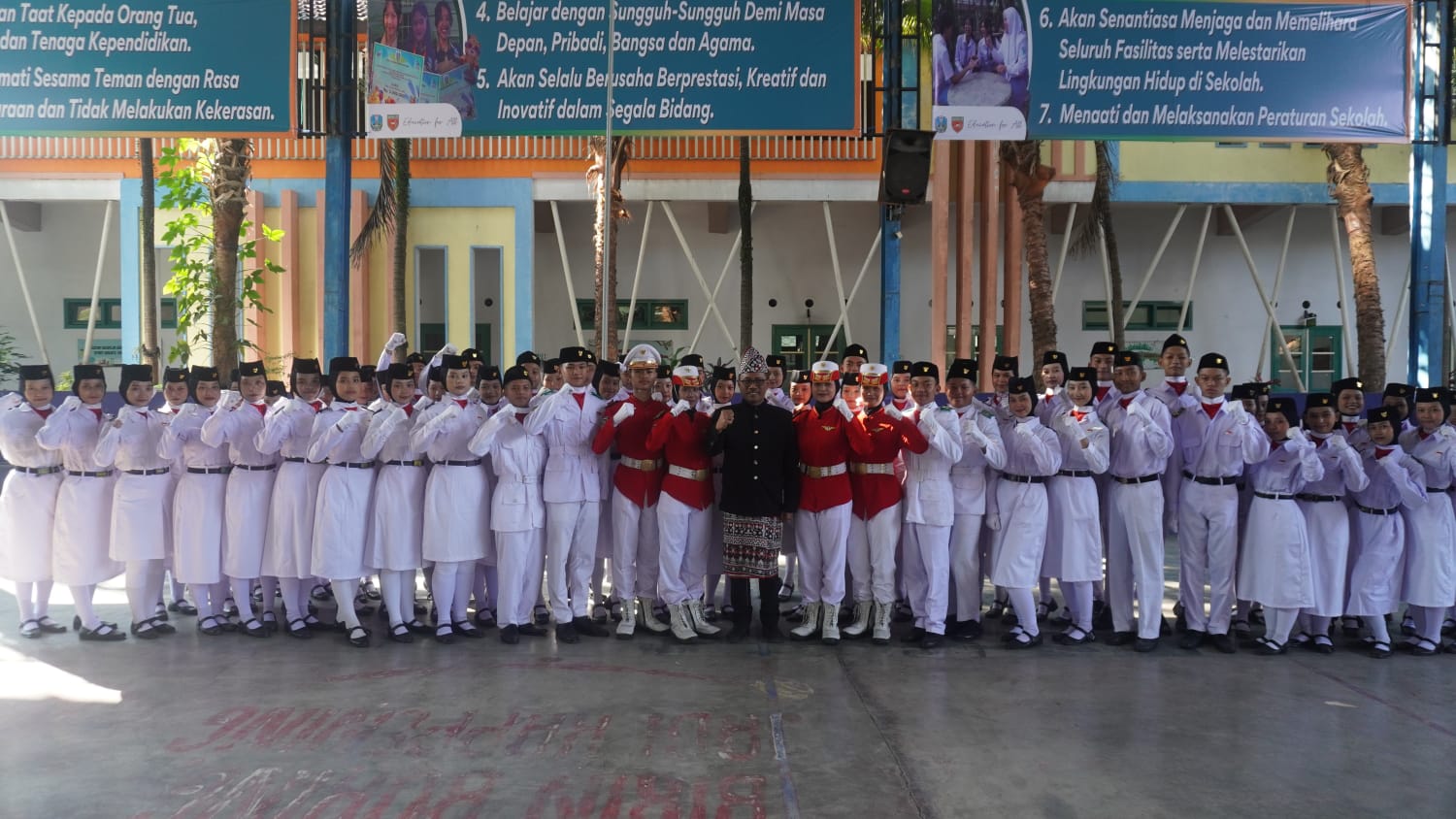 SIGAP: Kepala Sekolah Dr Drs Hari Mulyono MT mengapresiasi kesuksesan paskibra Pasvertu 17 dari SMKN 2 Malang saat Upacara Hari Kemerdekaan RI ke-80.