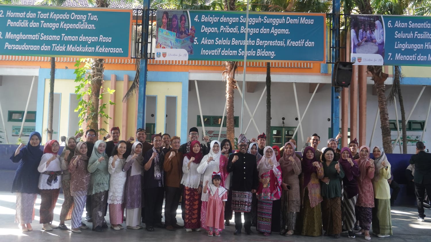 KOMPAK: Kepala SMKN 2 Malang yang juga Ketua MKKS SMK Negeri Dr Drs Hari Mulyono MT (tengah) bersama seluruh guru dan staf menunjukkan semangat kebhinekaan dengan memakai baju adat.