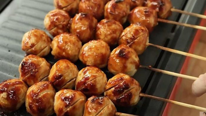 LEZAT: Tusukan bakso bakar dengan bumbu saus manis gurih jadi sajian khas Malang yang selalu bikin ketagihan.