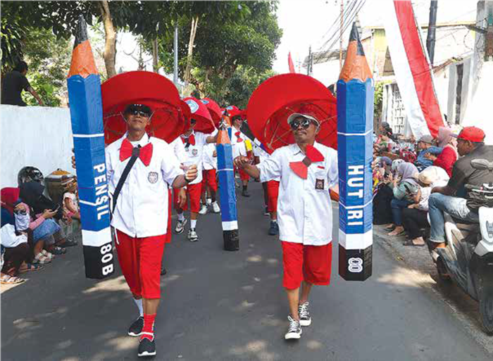 KREATIF: Peserta karnaval dari RT 11/RW 6 Kelurahan Sukun memakai seragam SD dengan aksesori lengkap kemarin.