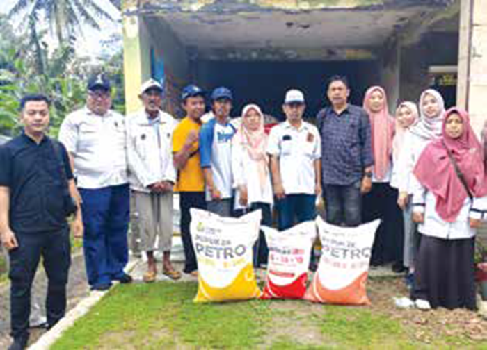 TEPAT SASARAN: Kejari Kabupaten Malang ikut mendampingi DTPHP menyalurkan bantuan pupuk kepada petani.