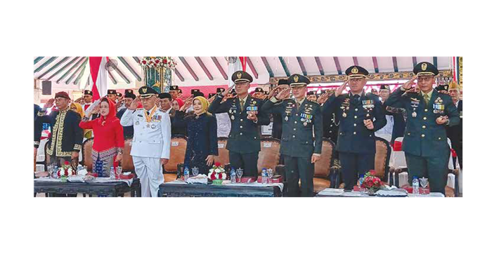 BER LANGSUNG KHID MAT : (1) Bupati Malang H M. Sanusi, (2) Wakil Bupati Hj Lathifah Shohib, (3) Ketua DPRD Kabupaten Malang Darmadi, bersama jajaran Forkopimda Kabupaten Malang mengikuti upacara perin