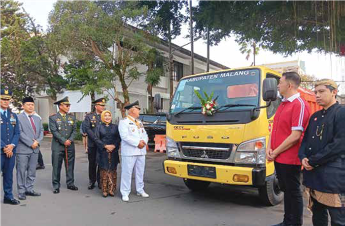 UNIT BARU: Bupati Malang H M. Sanusi (baju putih) menerima arm roll truck dari PT Bagong Dekaka Makmur kemarin.