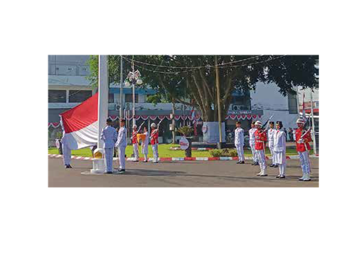 SIAP: Prosesi pengibaran bendera merah putih dalam upacara peringatan HUT ke-80 Kemerdekaan RI kemarin.