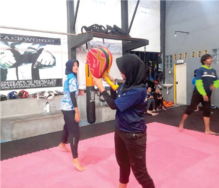 BIDIK PRESTASI: Atlet Taekwondo Kota Malang menjalani latihan teknik di Rhino Fighter, Kecamatan Blimbing, Kota Malang, Rabu lalu (13/8).