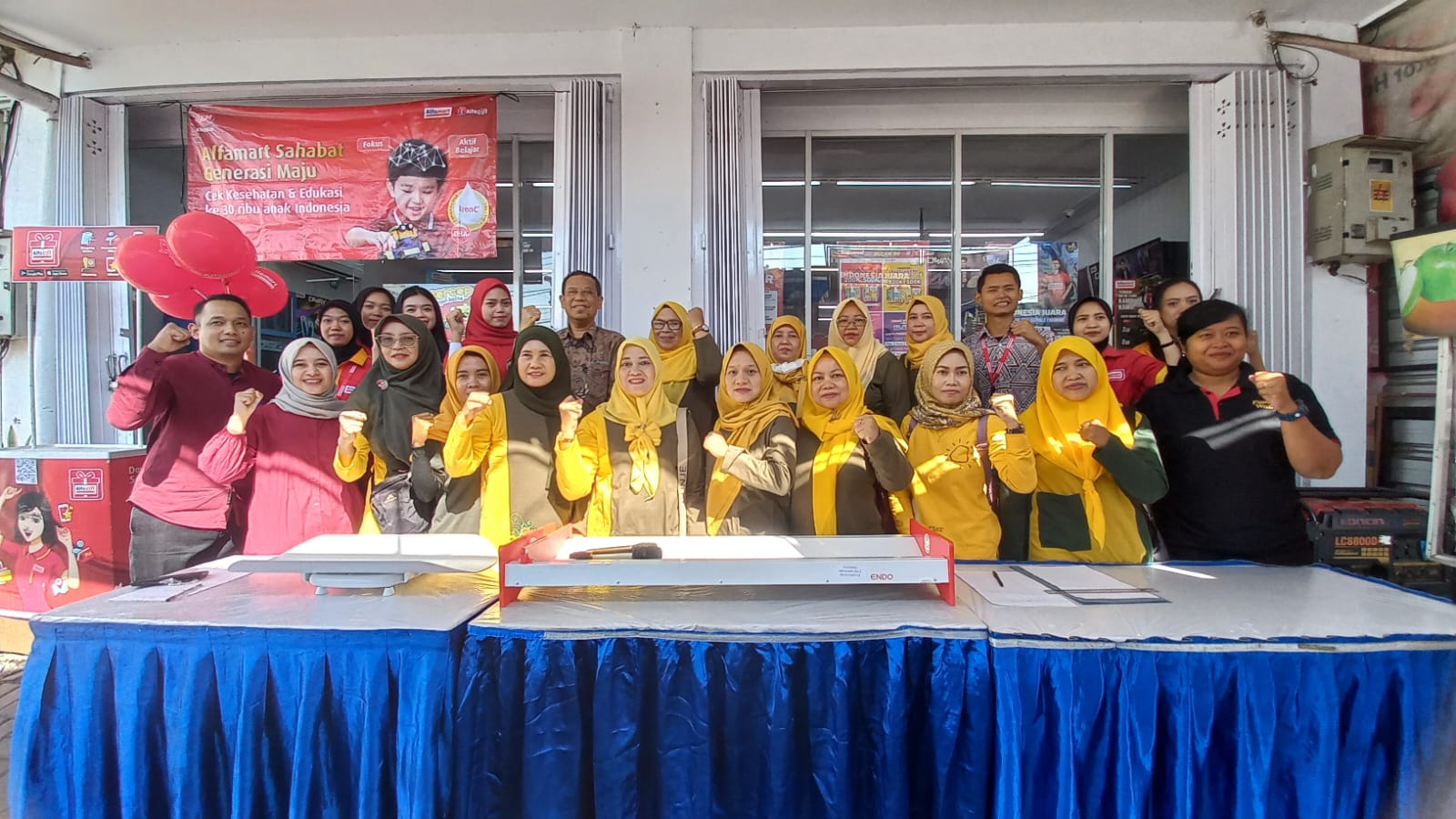 SINERGI: Kader Posyandu Kelurahan Merjosari bersama karyawan Alfamart siap memberikan pelayanan dalam kegiatan Posyandu, Senin (18/8)