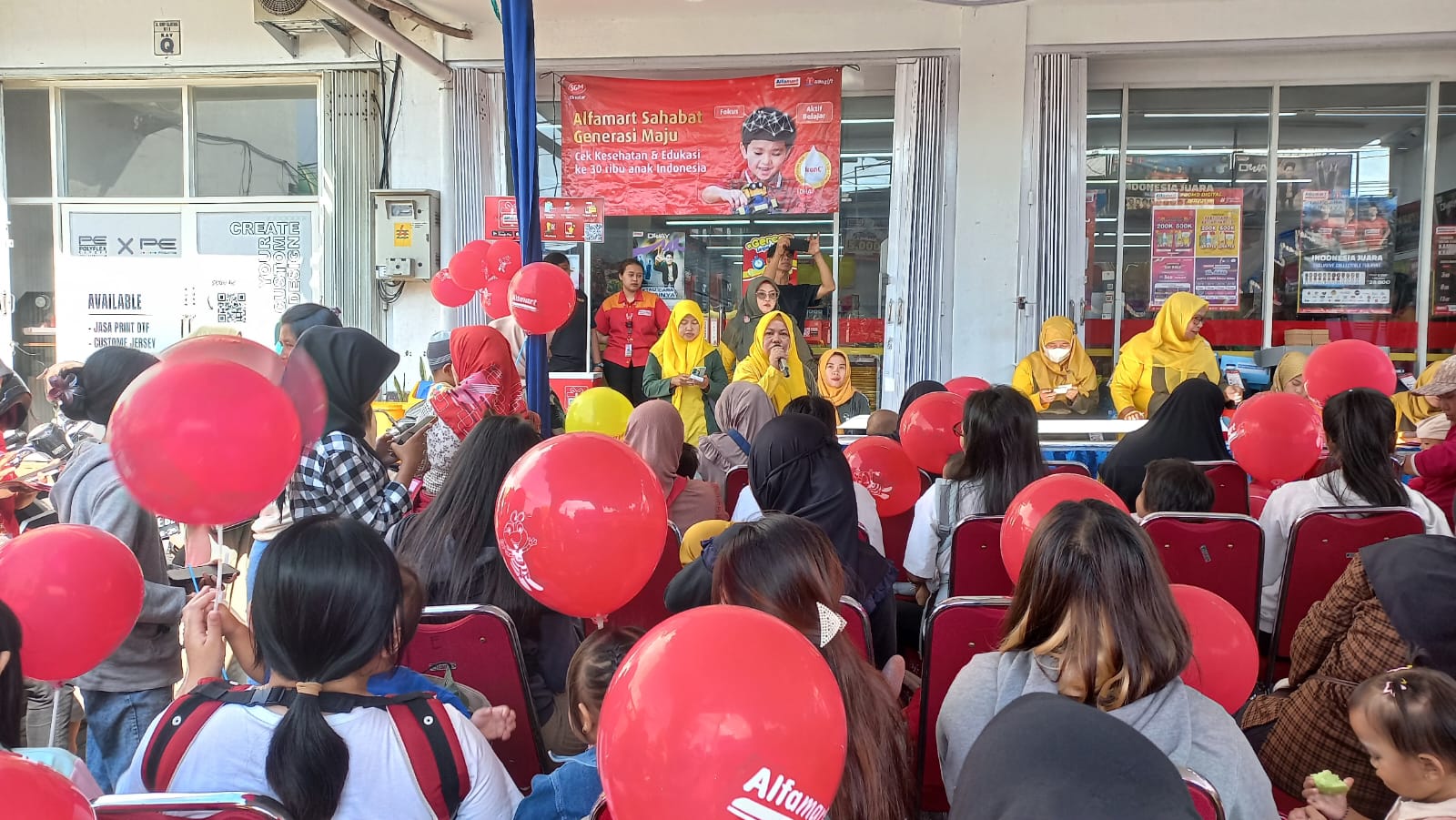 ANTRE: Ibu-ibu menunggu giliran untuk memeriksakan anaknya di Posyandu Alfamart Jalan Simpang Gajayana Kota Malang, Senin (18/8).
