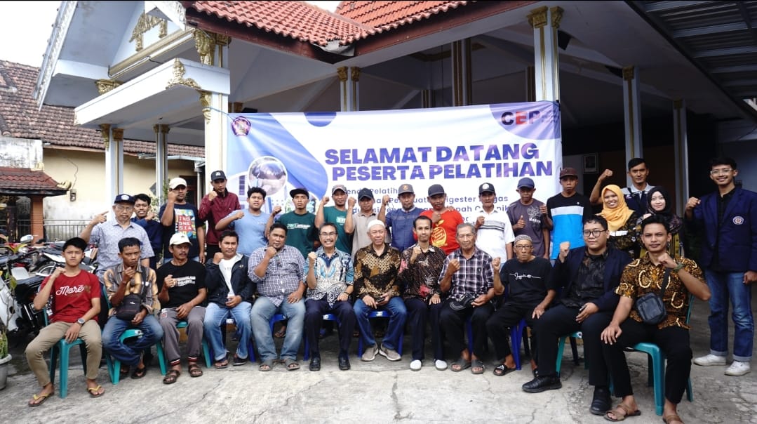 PENGABDIAN: Tim dari Tekkim Polinema memberi pelatihan pembuatan biogas komunal di Desa Tulusbersa, Tumpang, Kabupaten Malang