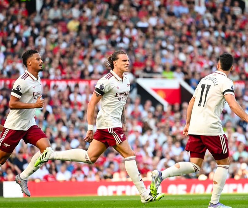 CETAK GOL: Riccardo Calafiori berhasil membobol gawang Manchester United pada pertandingan minggu pertama Liga Inggris kemarin (17/8).