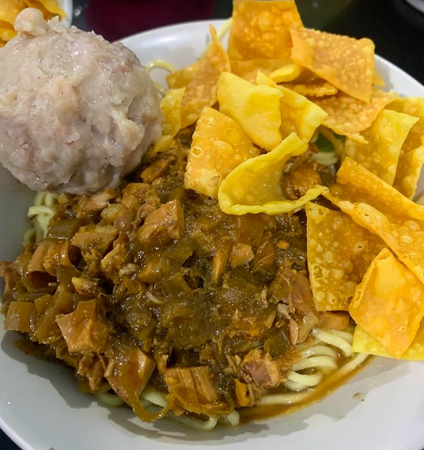 NIKMAT: Mencicipi mi ayam ketika cuaca sedang hujan sangat enak sekali.