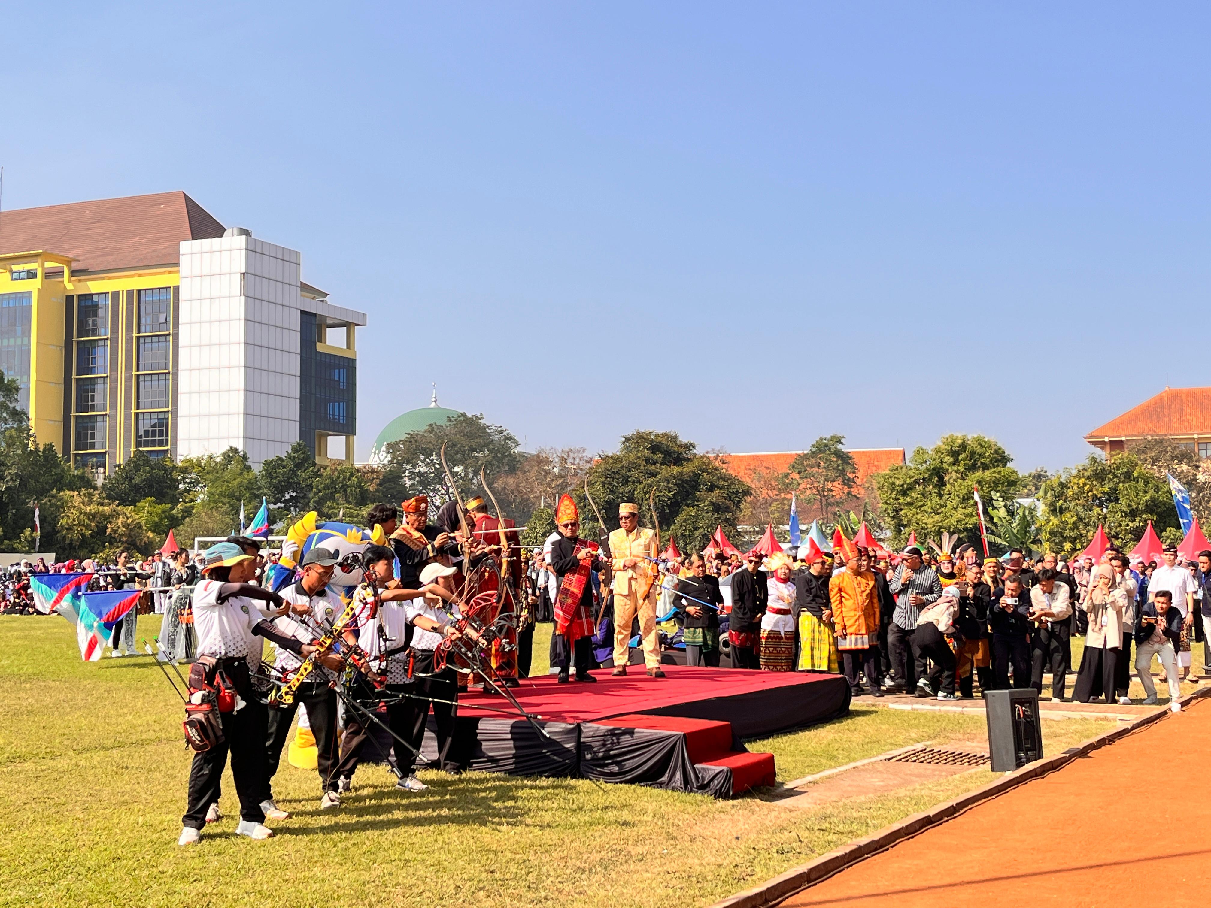 MELESAT: Pembukaan PKKMB Universitas Negeri Malang (UM) diawali dengan pelepasan anak panah oleh Rektor UM dan jajarannya.