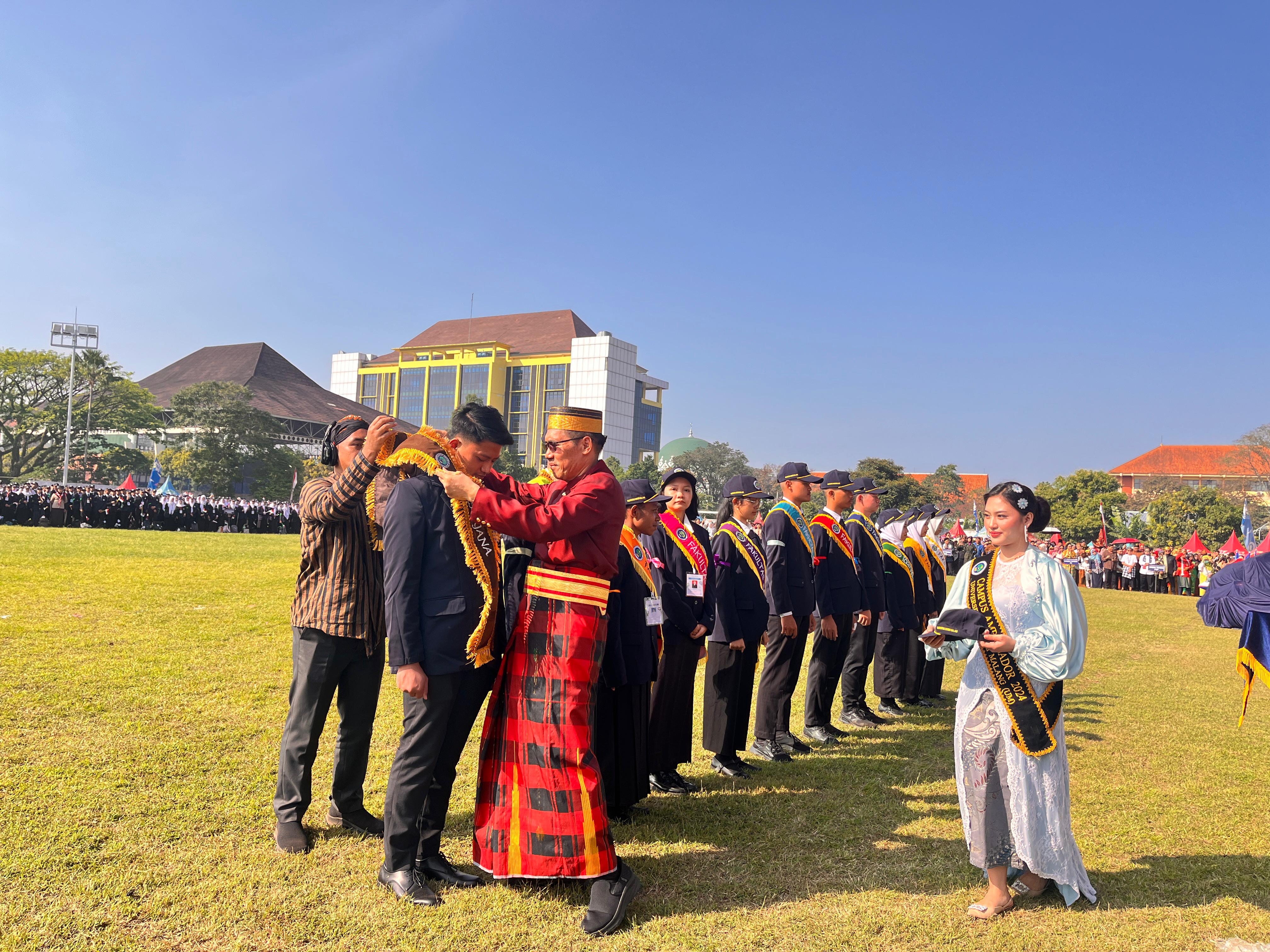PENGENALAN: 12.974 mahasiswa baru (maba) UM dengan khidmat mengikuti upacara di Stadion Cakrawala.
