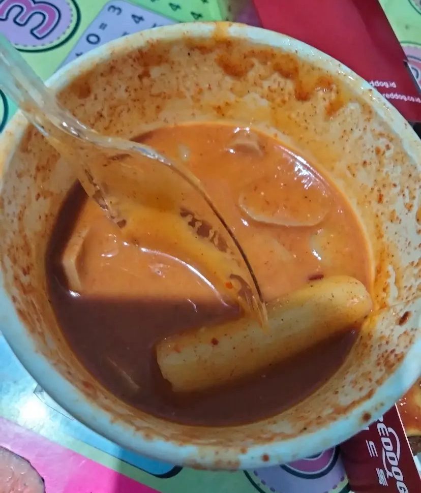 Odeng rose dengan kuah pedas gurih yang belakangan viral, kini bisa ditemui di beberapa spot.