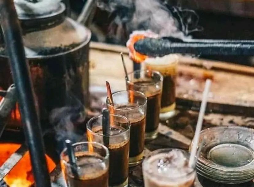 Sajian kopi arang panas yang unik, salah satu racikan khas Nusantara yang bikin penasaran pecinta kopi.