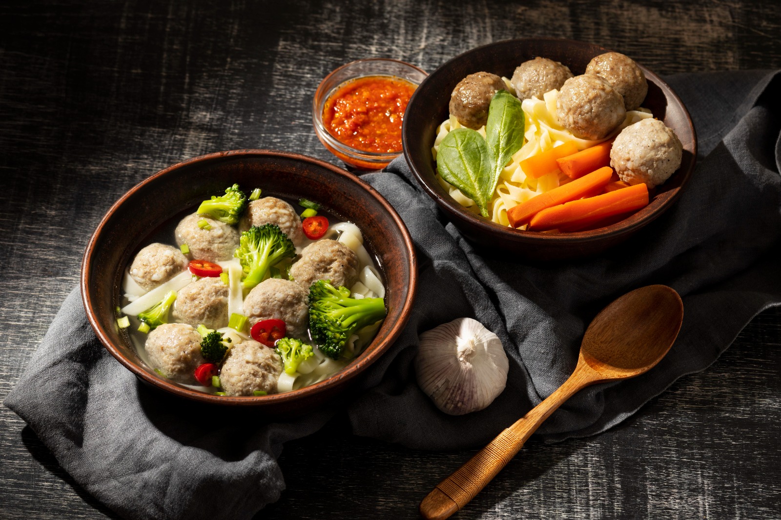 SEDAP: Menikmati bakso yang enak dan nikmat, cocok disantap saat masih hangat.