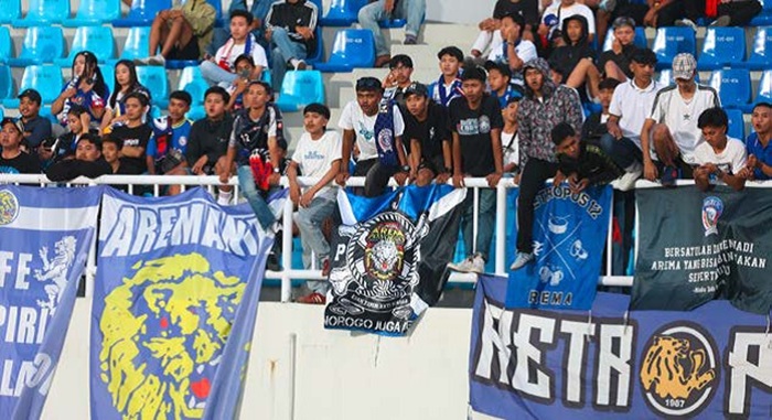 BERI DUKUNGAN: Aremania memberikan support langsung kepada Valdeci Moreira dan kawan-kawan di Stadion Kanjuruhan pada 11 Agustus lalu.