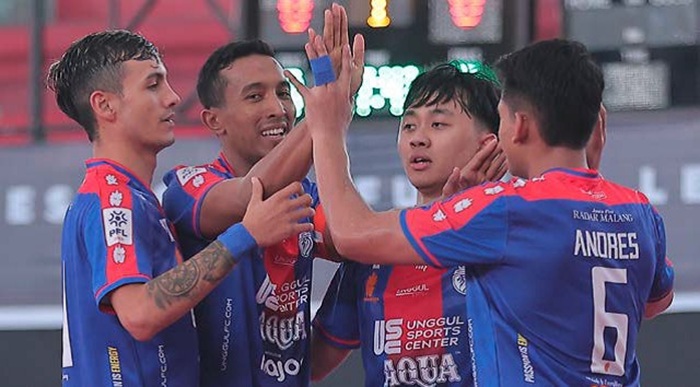 TUNGGU KEPASTIAN: Para pemain Unggul FC Malang merayakan gol dalam laga Pro Futsal League musim 2024/2025.