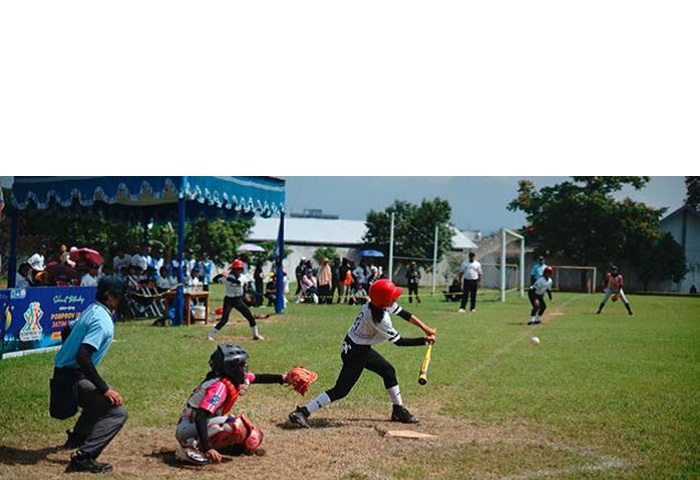 NAIK LEVEL: Atlet Softball Kota Malang bertanding dalam ajang Porprov IX Jatim di Stadion Cakrawala beberapa waktu lalu.