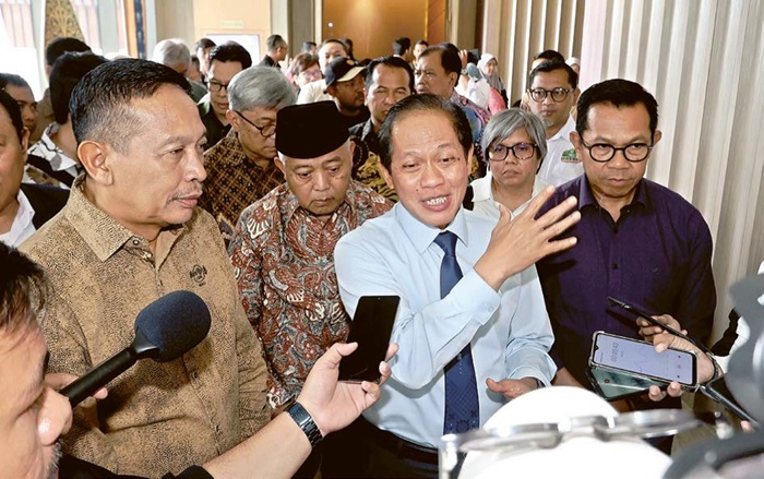 JUMPA PERS: Menteri Lingkungan Hidup RI Hanif Faisol Nurofiq (tengah) didampingi tiga kepala daerah di Malang Raya kemarin.