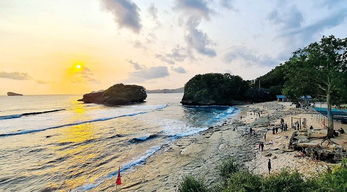 FAVORIT: Pengunjung Pantai Tanjung Penyu, Desa Sitiarjo, Kecamatan Sumawe menikmati momen sunset, beberapa waktu lalu.
