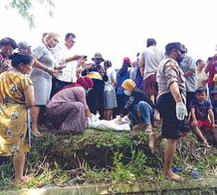 EVAKUASI: Polsek Dampit beserta petugas kesehatan melakukan evakuasi pada temuan jasa bayi di aliran sungai Desa Pamotan pada Minggu (10/8) lalu.