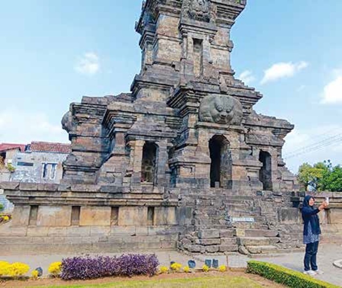 WISATA SEJARAH: Seorang wisatawan mengabadikan keindahan Candi Singosari di Desa Candirenggo, Kecamatan Singosari kemarin.