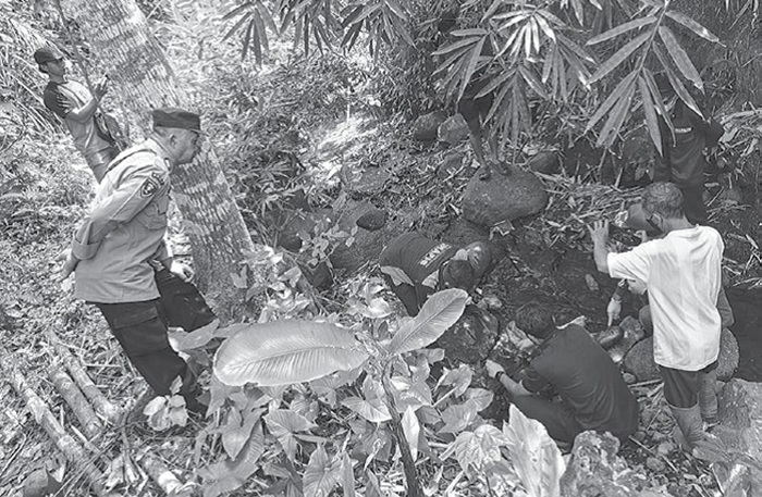 SUDA H SEPEKAN MENINGGAL: Tim Inafis Polres Malang dan petugas Kepolisian memeriksa mayat di sungai Dusun Sidomulyo, Desa Bangelan, Kecamatan Wonosari, Sabtu lalu (16/8).