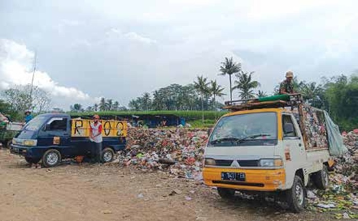 VOLUME SAMPAH: Sampah dari warga diangkut menggunakan pikap untuk dikirim ke TPA Talangagung, Kepanjen.