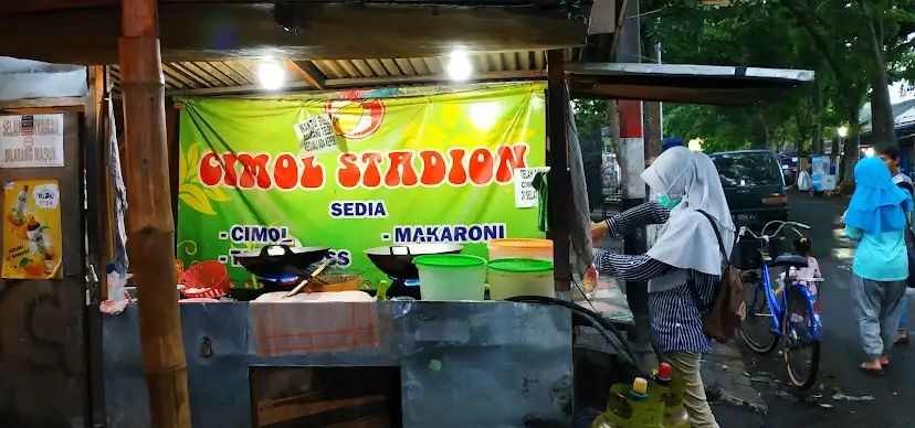 Cimol gurih dengan taburan bumbu pedas yang bikin nagih.