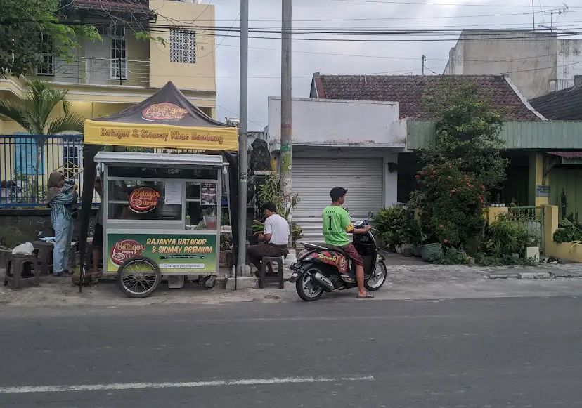 Batagor dengan bumbu kacang kental yang jadi favorit pecinta jajanan gurih.