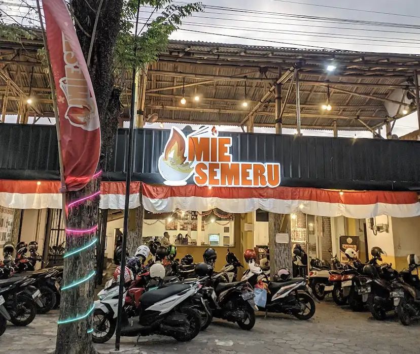 Semangkuk mi pedas dengan topping melimpah yang bikin penasaran pecinta kuliner ekstrem.